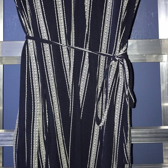 Mid-Length, V-Neck Dress With Short Sleeves - Picture 2 of 4